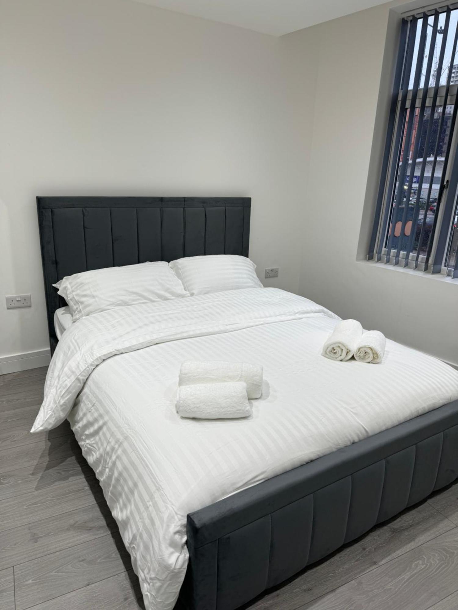 Fully Furnished 1 Bedroom Flat Apartment *