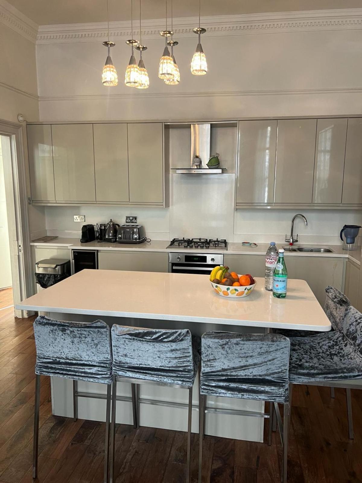 Stunning Holland Park 2 Bedroom - Sleeps 6