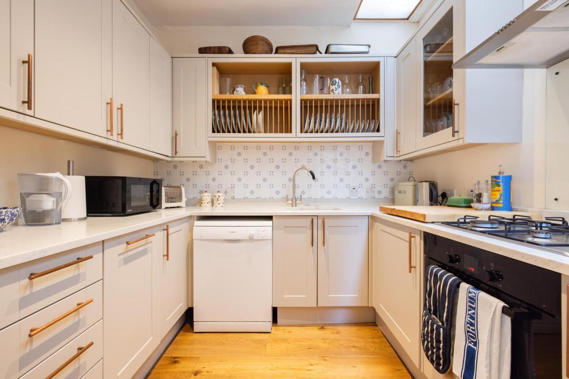 Traditional Treasure - 3 Bedroom By Hyde Park Apartment