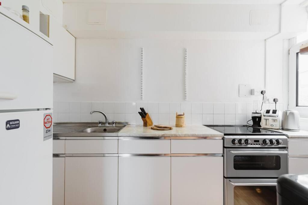 Bright & Spacious In Battersea, * Londen