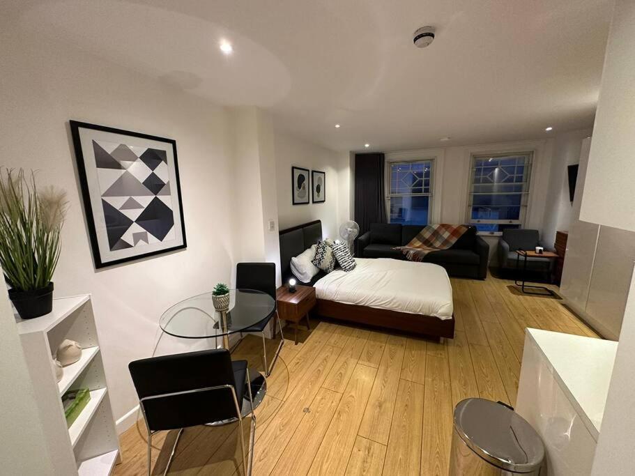 Piccadilly Living 1 Bedroom Flat In Vr11 Apartment