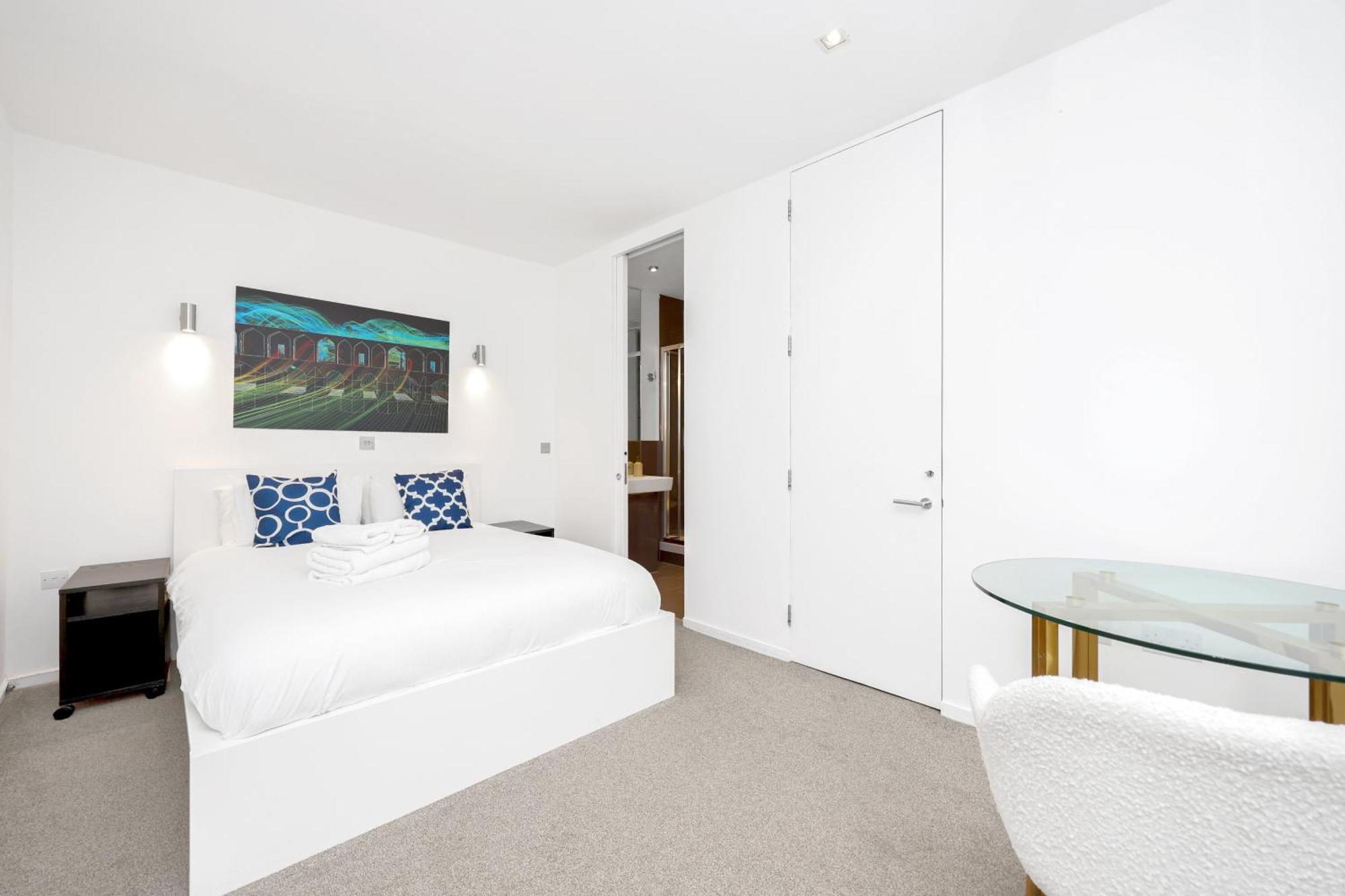 Loft-style 3 Bed Short Term & Flexible Renting Hoxton With Free Wifi & Terrace ! Holiday home