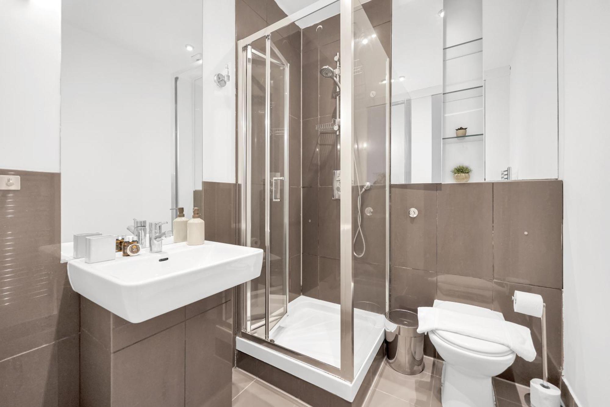 Loft-style 3 Bed Short Term & Flexible Renting Hoxton With Free Wifi & Terrace ! * London