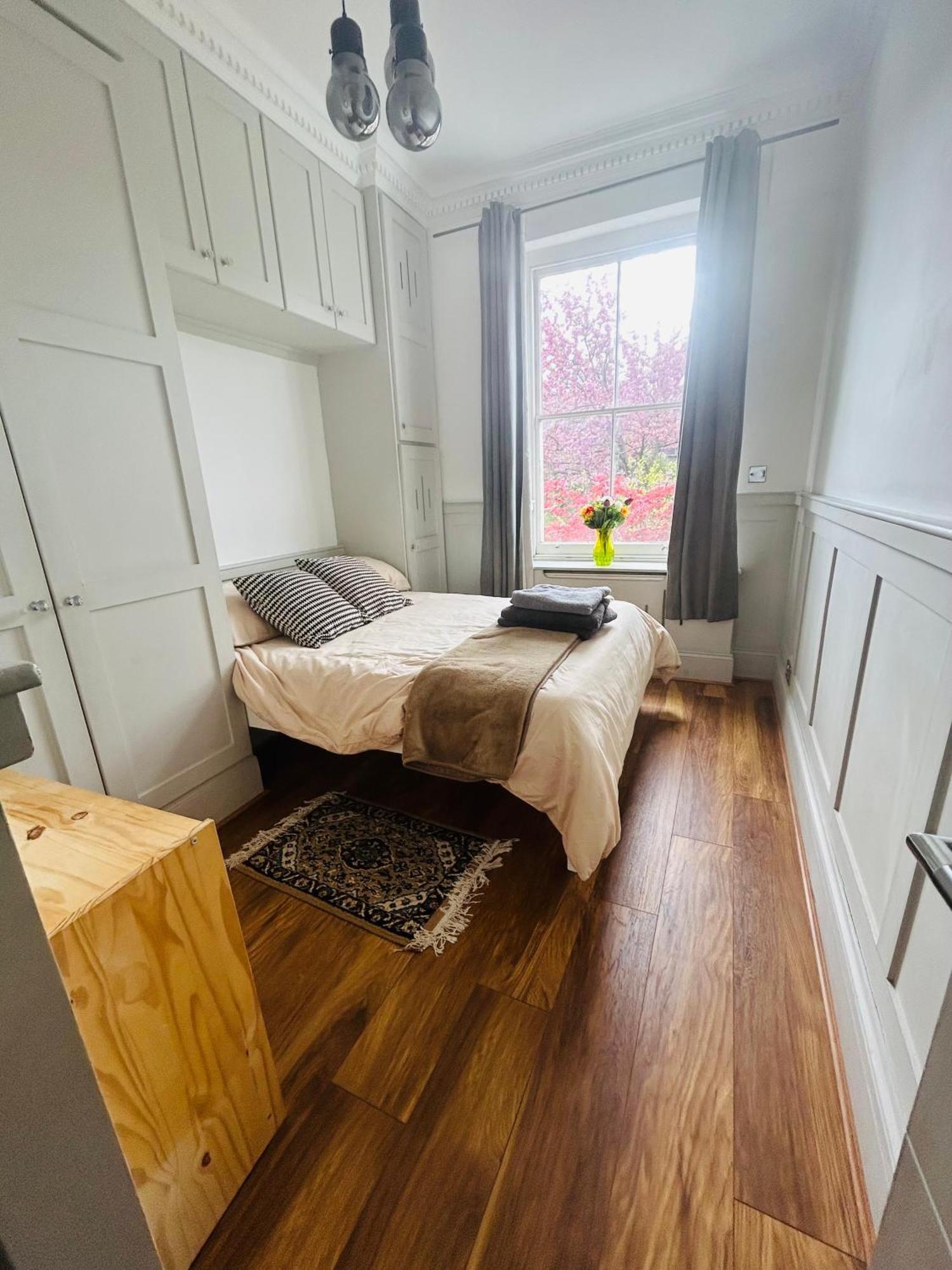 Stunning Holland Park 2 Bedroom - Sleeps 6