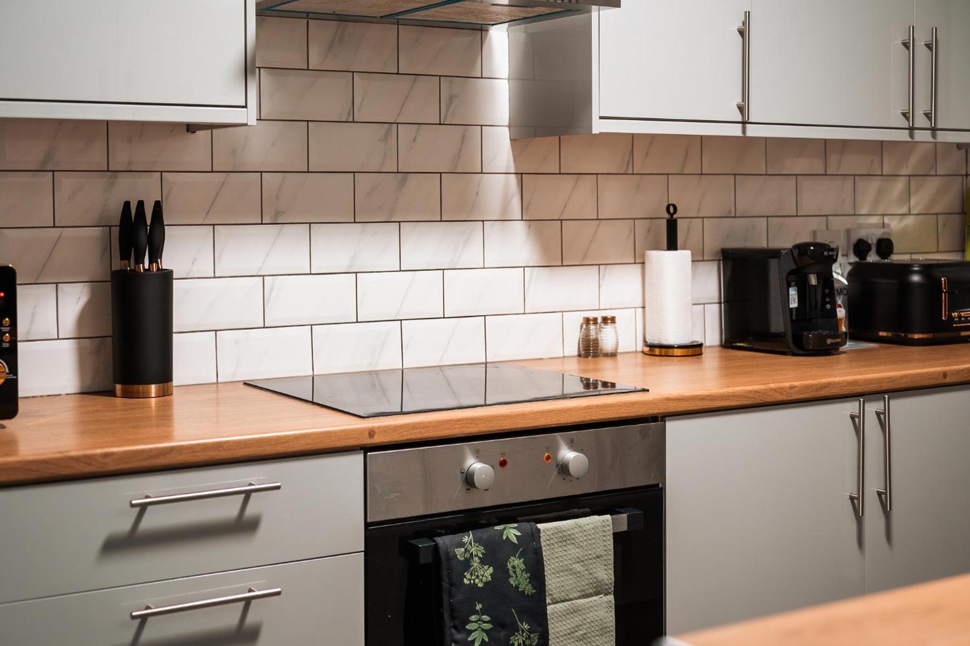 Edmonton - 4 Bedrooms, Sleeps 8, 3 Bathroom Contractor Base * Londen