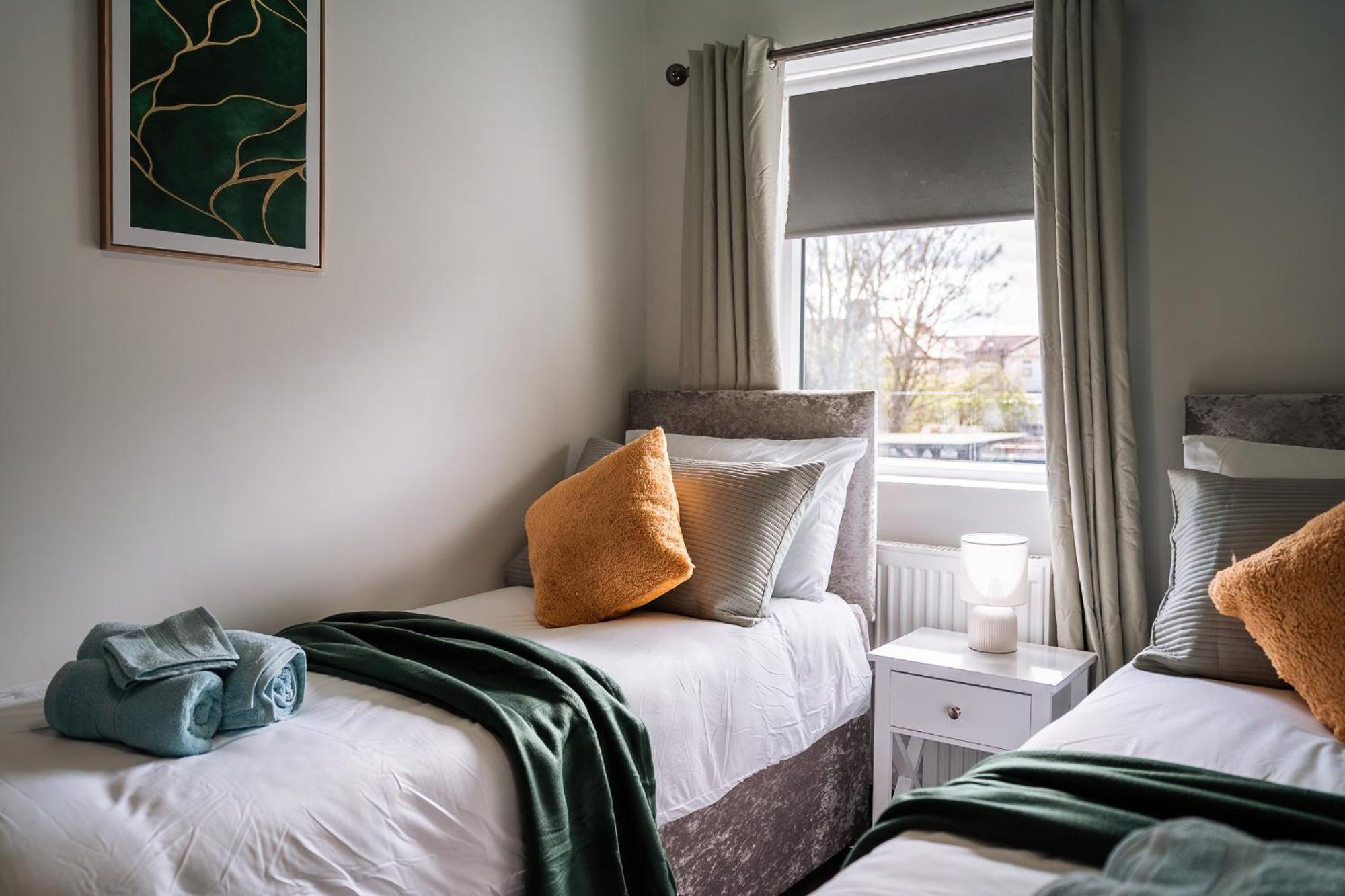 Edmonton - 4 Bedrooms, Sleeps 8, 3 Bathroom Contractor Base Vakantiehuis *