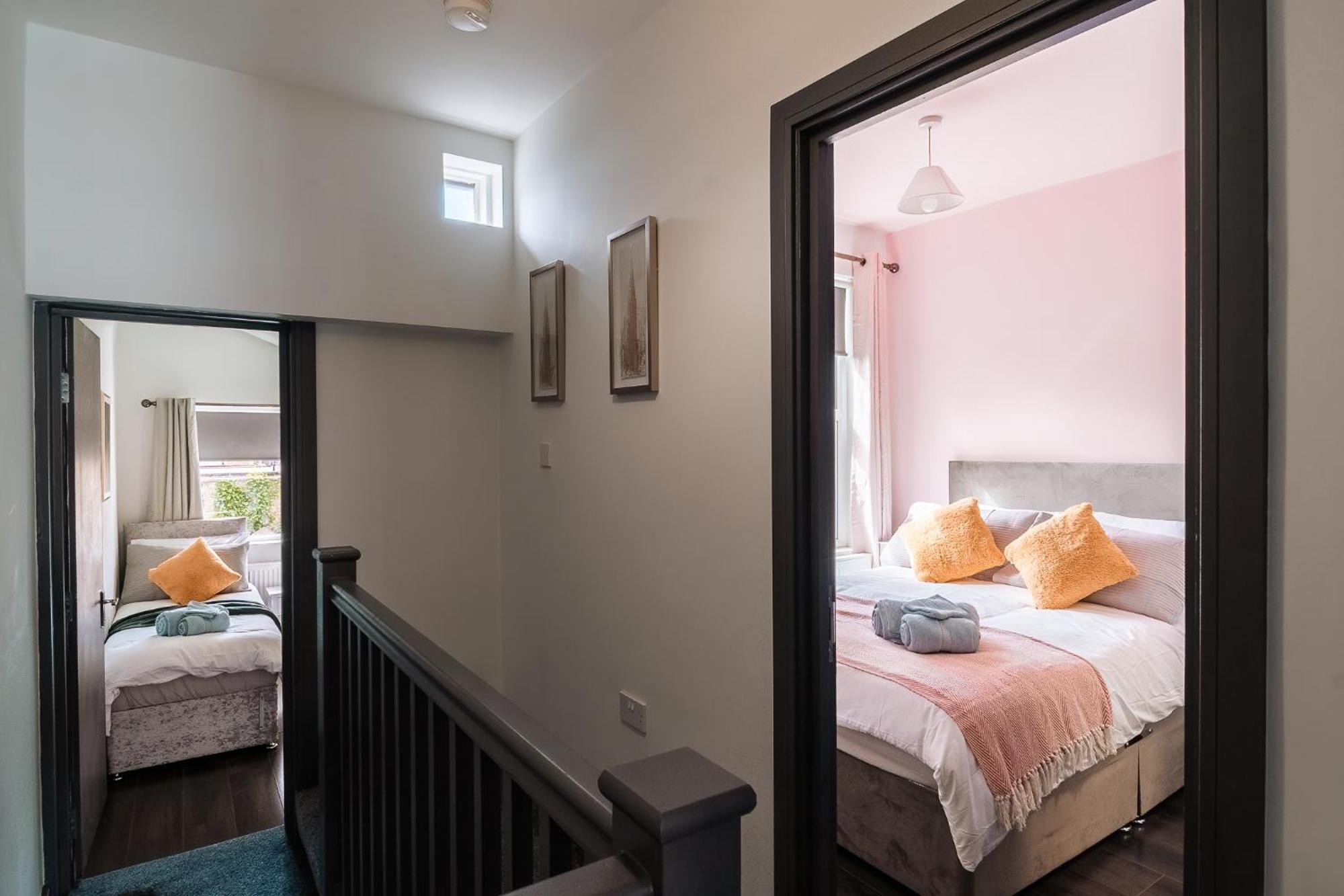 Edmonton - 4 Bedrooms, Sleeps 8, 3 Bathroom Contractor Base Vakantiehuis *