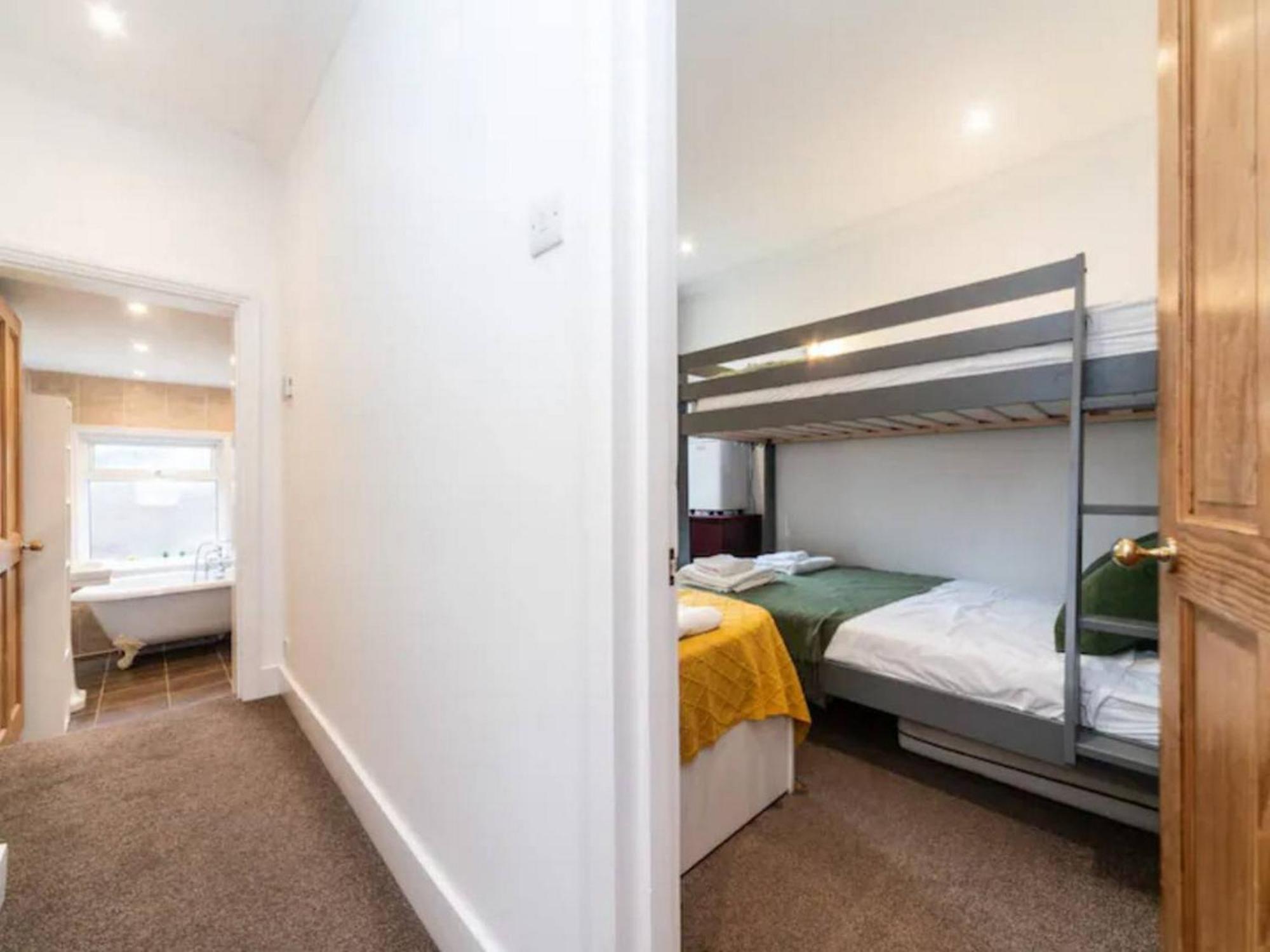 Charming Period Near Surbiton With Garden Holiday home London