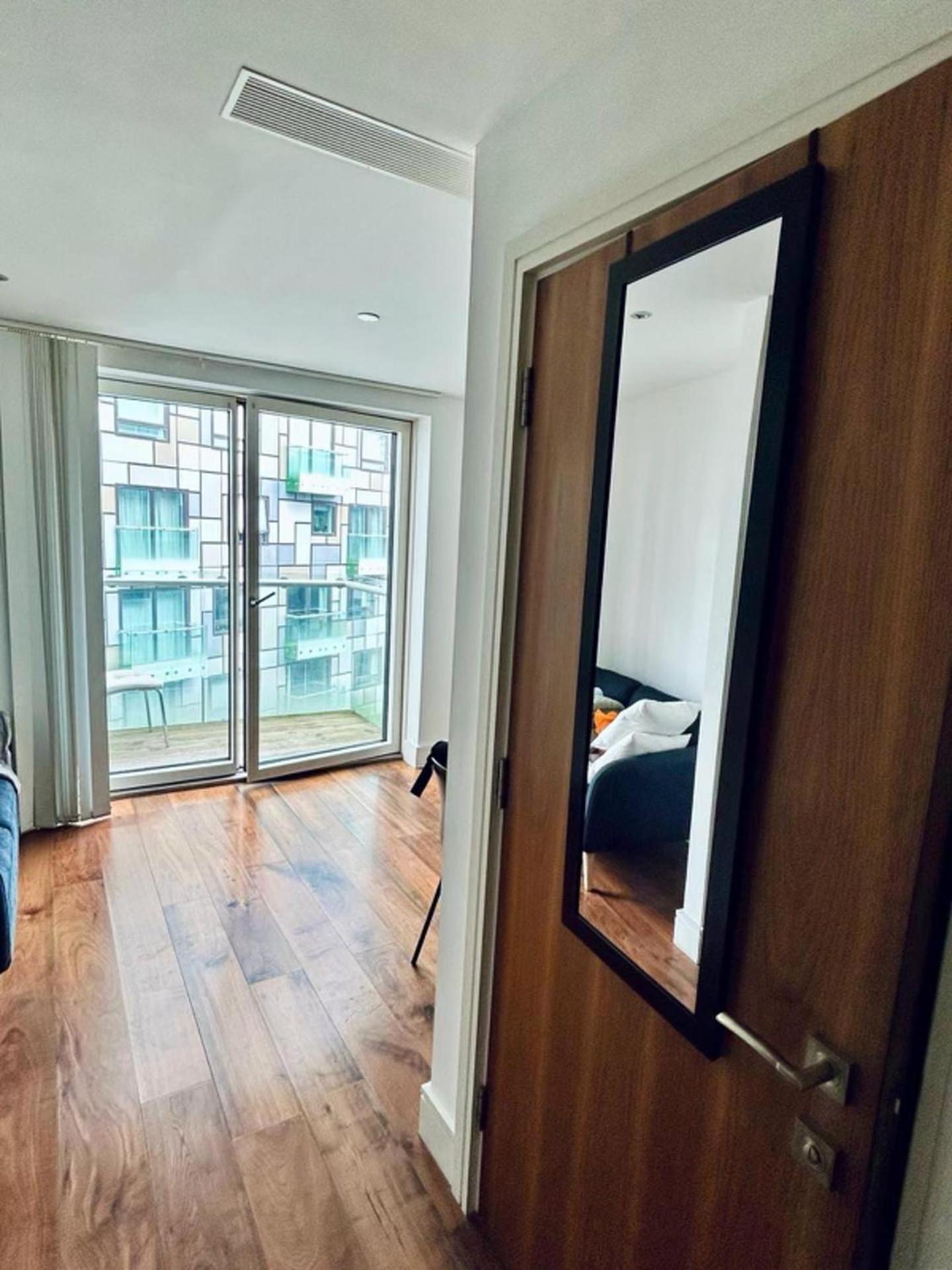 W Balcony In Canary Wharf * Londen