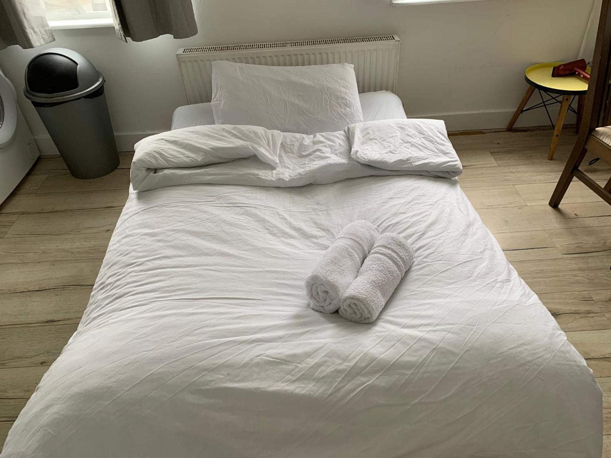 Modern 2 Bed East By Rebby Sleeps 5 Near Canning Town Station Apartment London