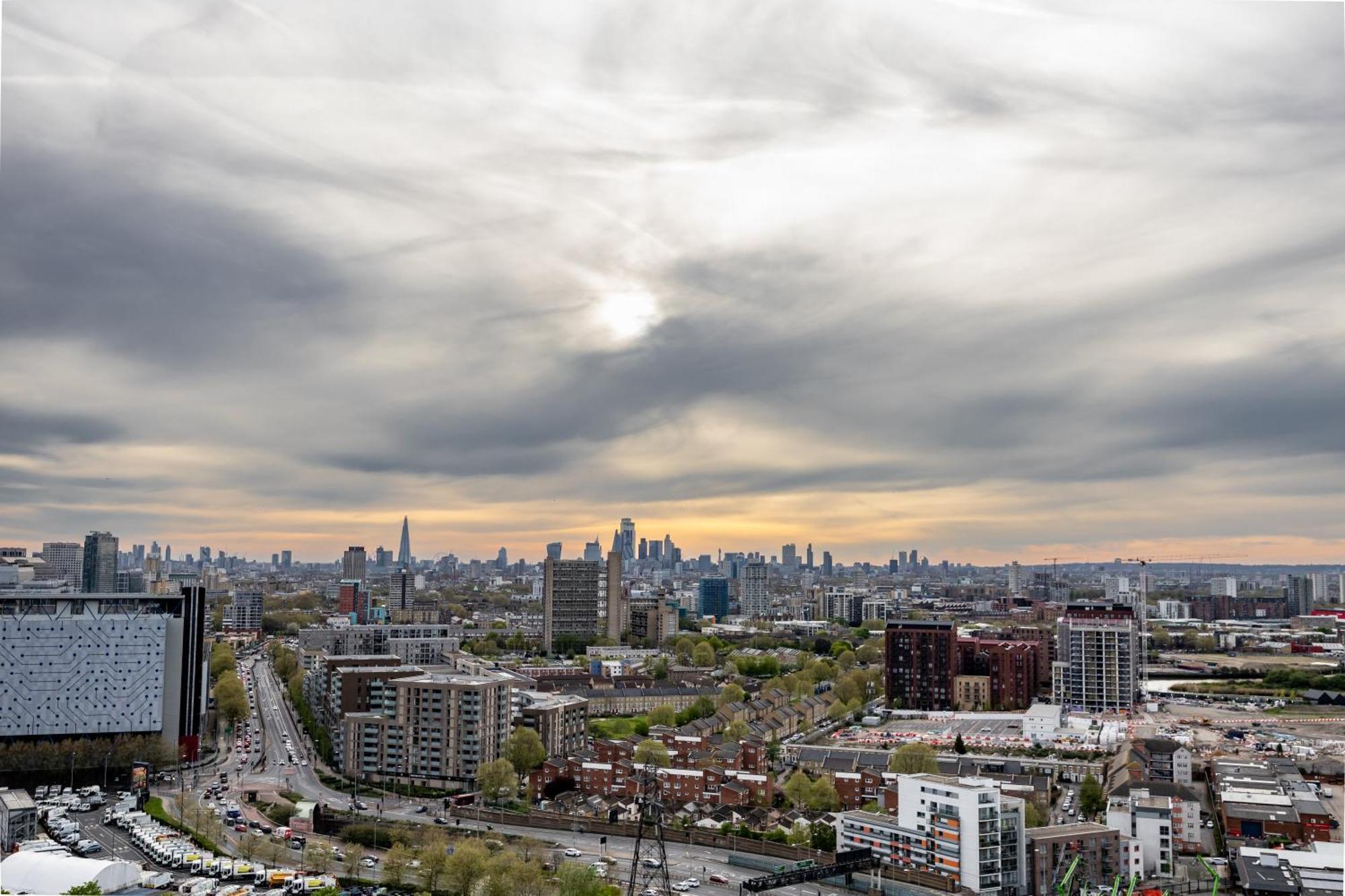 Luxury & Spacious 2 Bedroom Apt With City Views