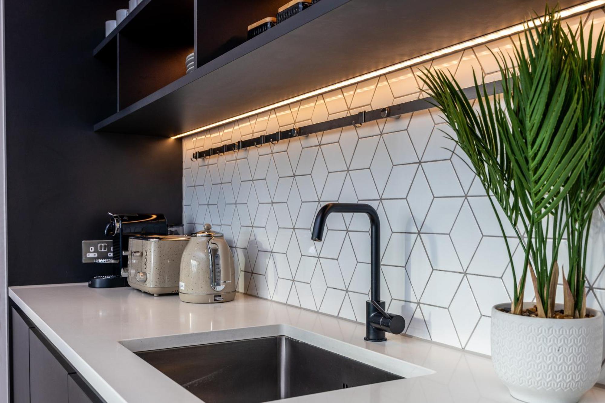 Luxury & Spacious 2 Bedroom Apt With City Views Apartment