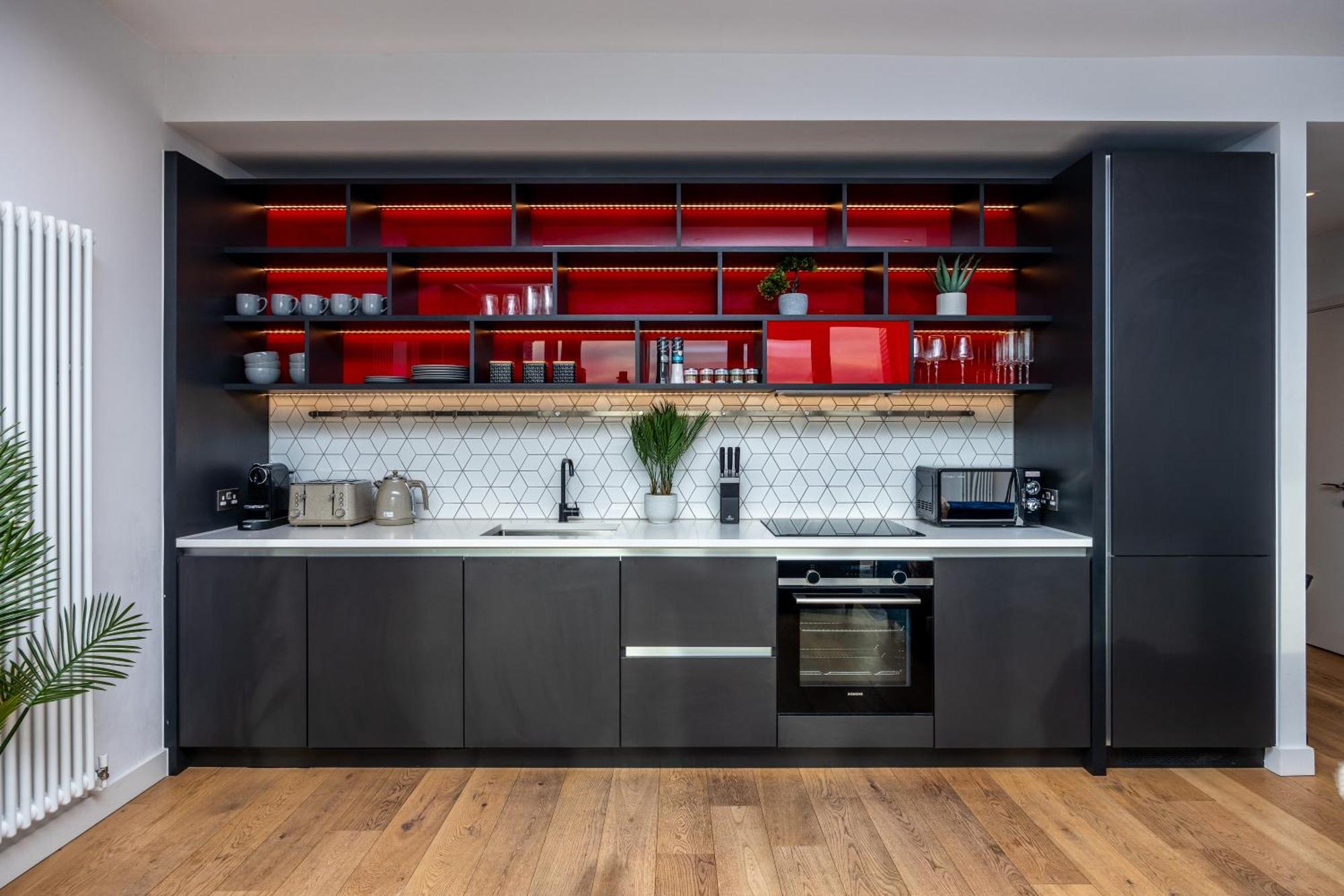 Luxury & Spacious 2 Bedroom Apt With City Views Apartment