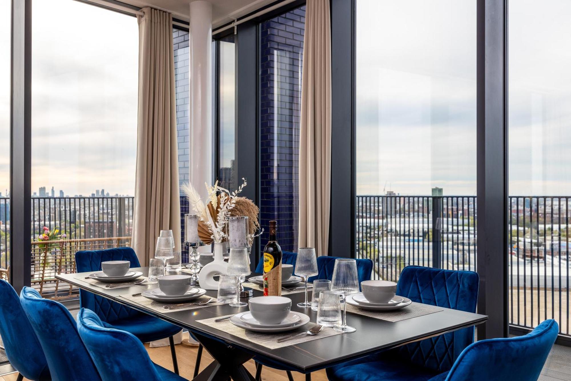 Luxury & Spacious 2 Bedroom Apt With City Views Apartment