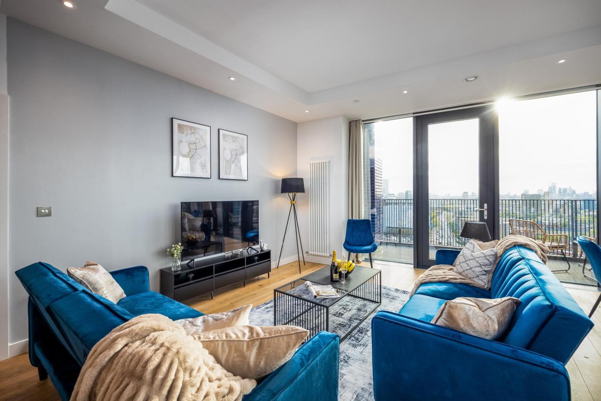 Luxury & Spacious 2 Bedroom Apt With City Views *