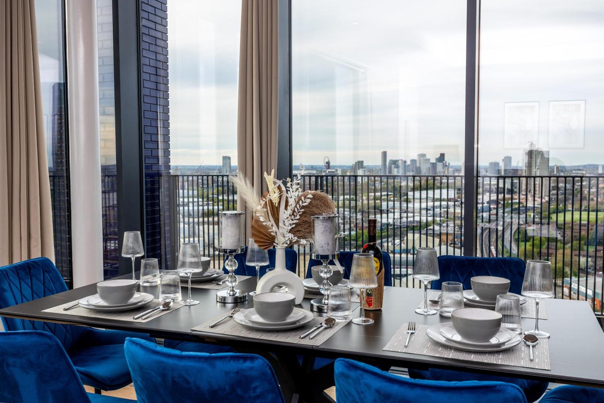 Luxury & Spacious 2 Bedroom Apt With City Views * London