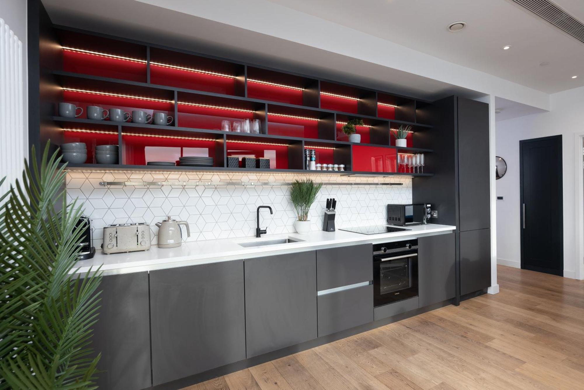 Luxury & Spacious 2 Bedroom Apt With City Views * London