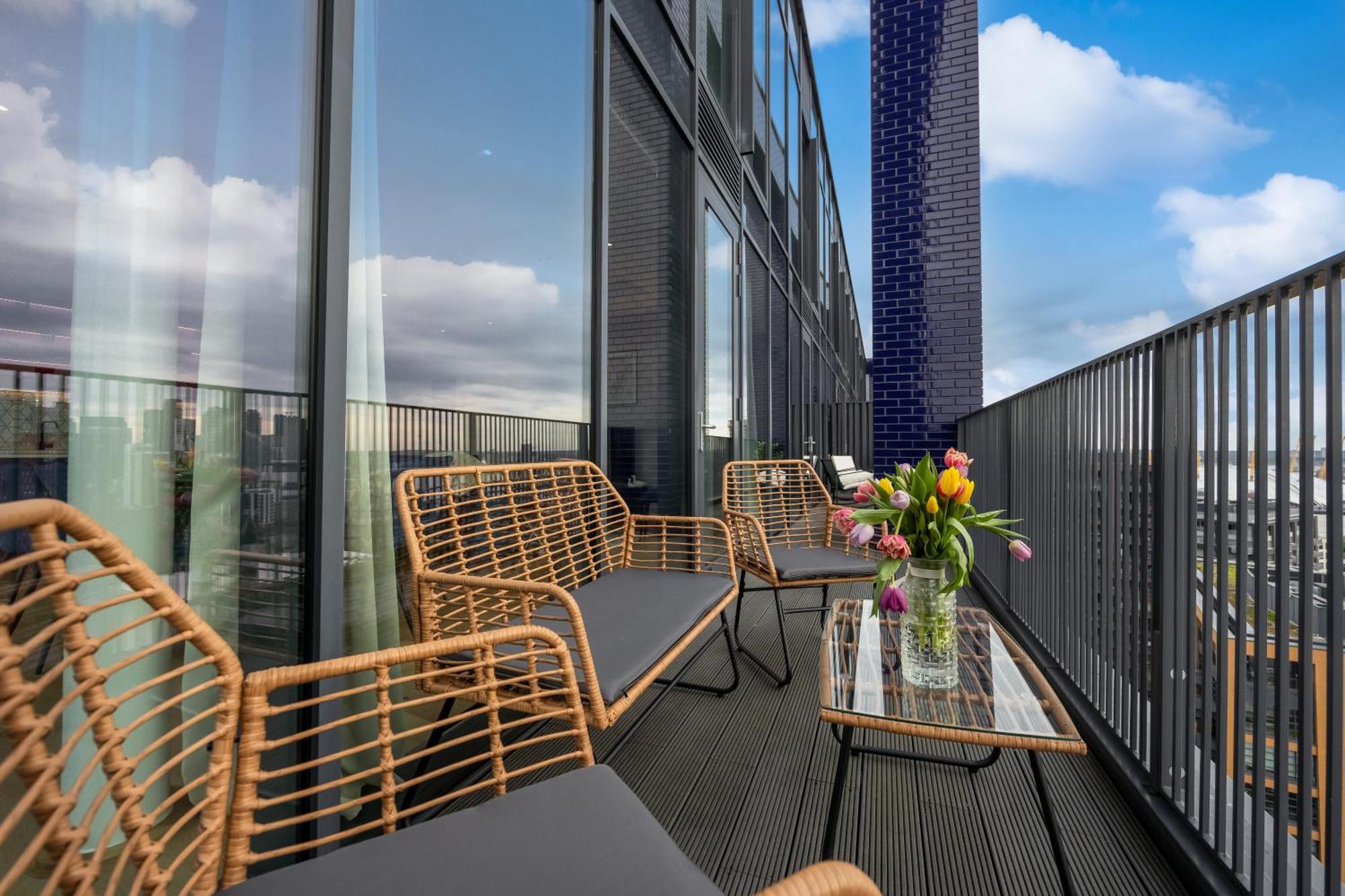 Luxury & Spacious 2 Bedroom Apt With City Views London