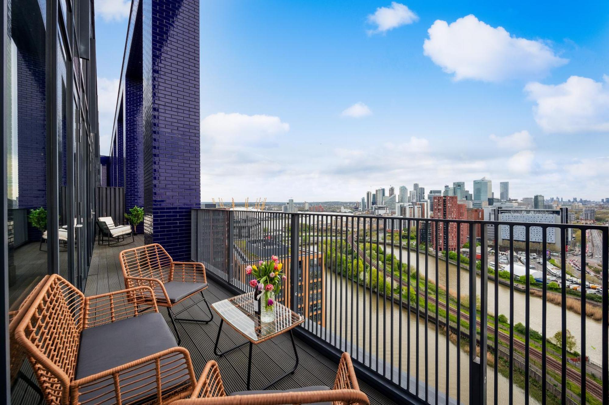 Luxury & Spacious 2 Bedroom Apt With City Views Apartment