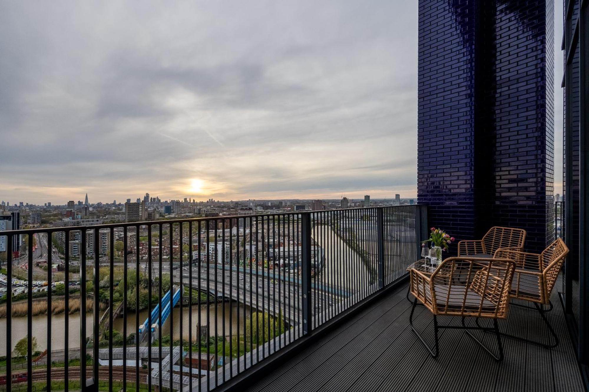 Luxury & Spacious 2 Bedroom Apt With City Views Apartment *