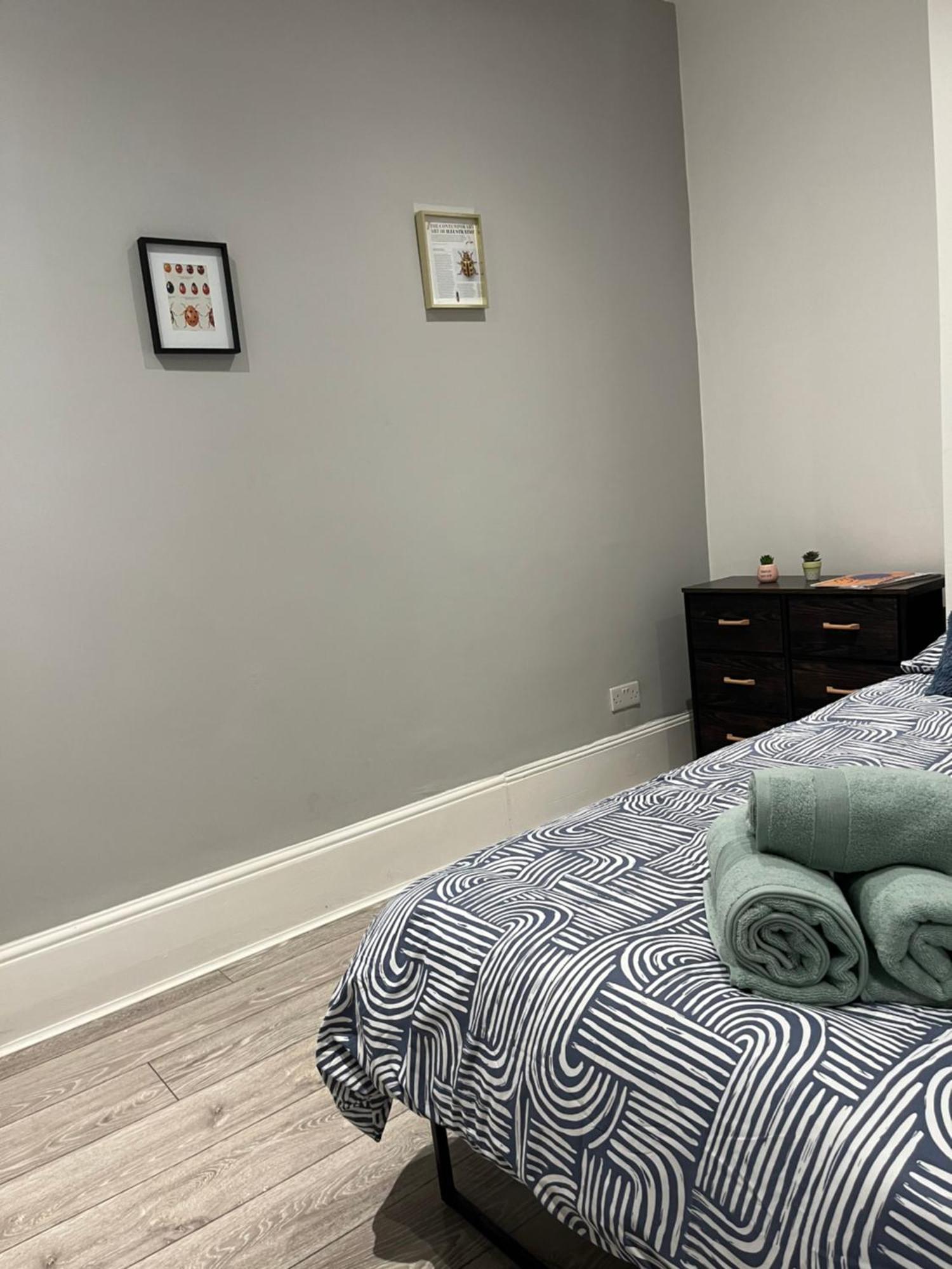 Super 2 Bed Flat Apartment London