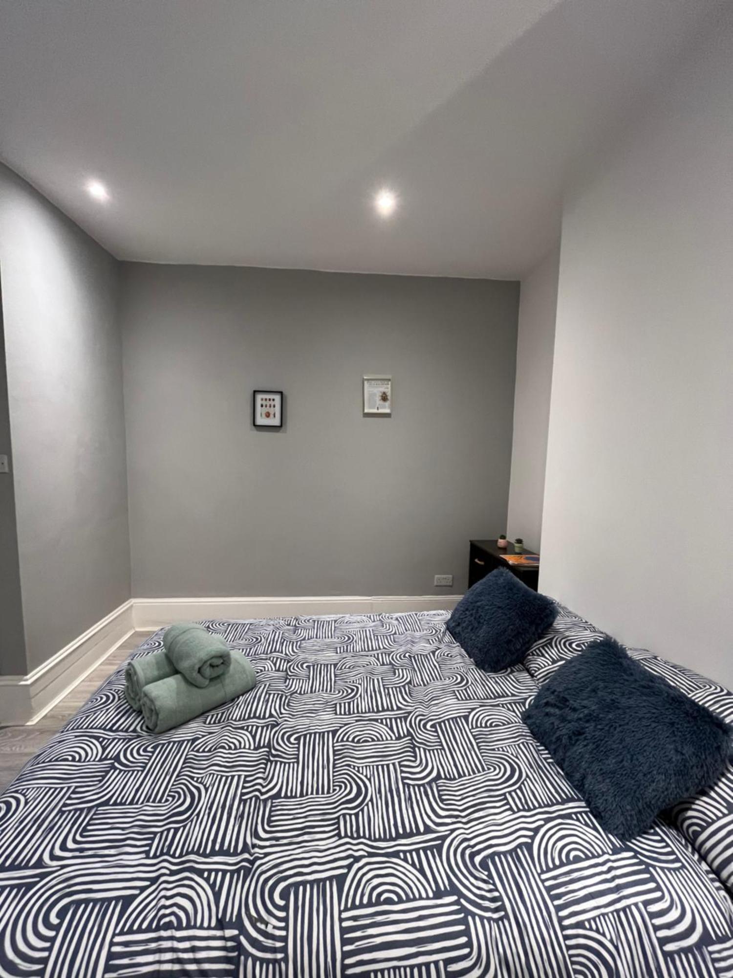 Super 2 Bed Flat Apartment London