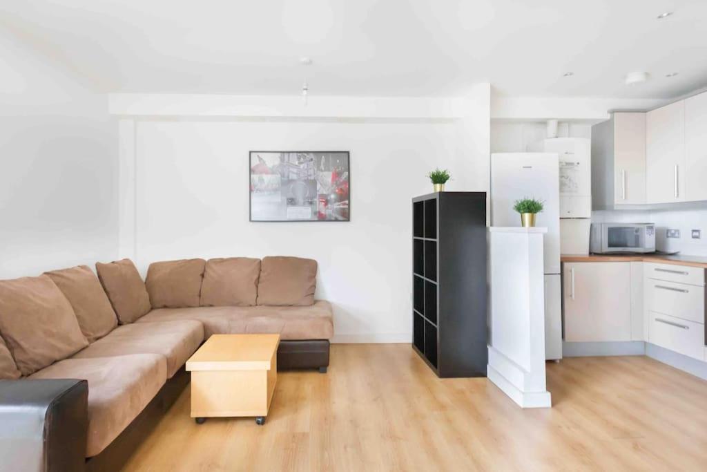 Spacious 2 Bedroom In Near Tube Apartment
