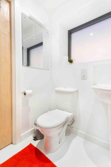 Spacious 2 Bedroom In Near Tube Apartment *