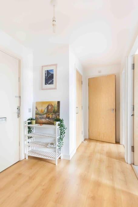 Apartment Spacious 2 Bedroom In Near Tube
