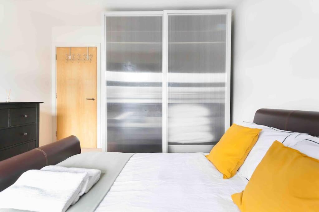 Spacious 2 Bedroom In Near Tube Apartment