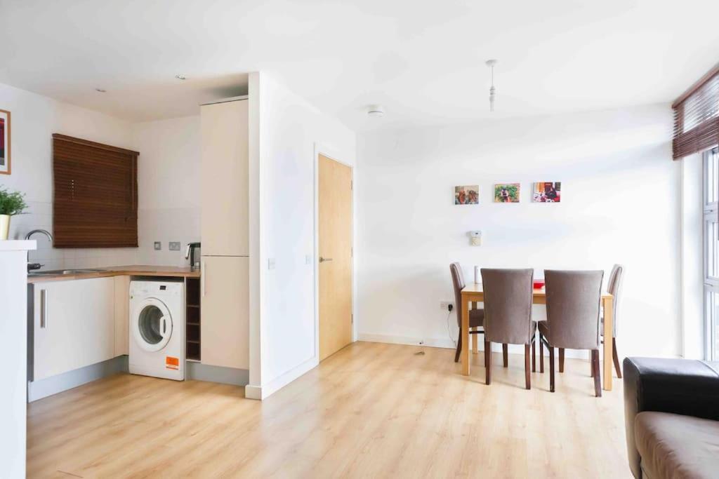 Apartment Spacious 2 Bedroom In Near Tube *