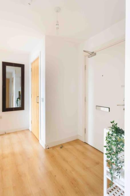 Spacious 2 Bedroom In Near Tube Apartment *