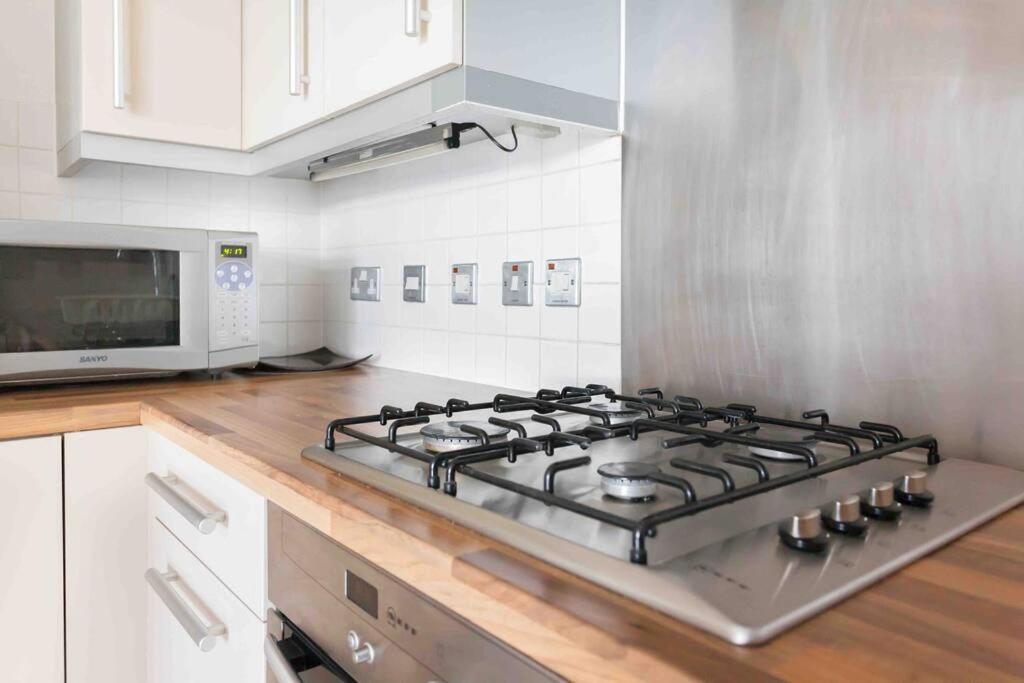Spacious 2 Bedroom In Near Tube * London