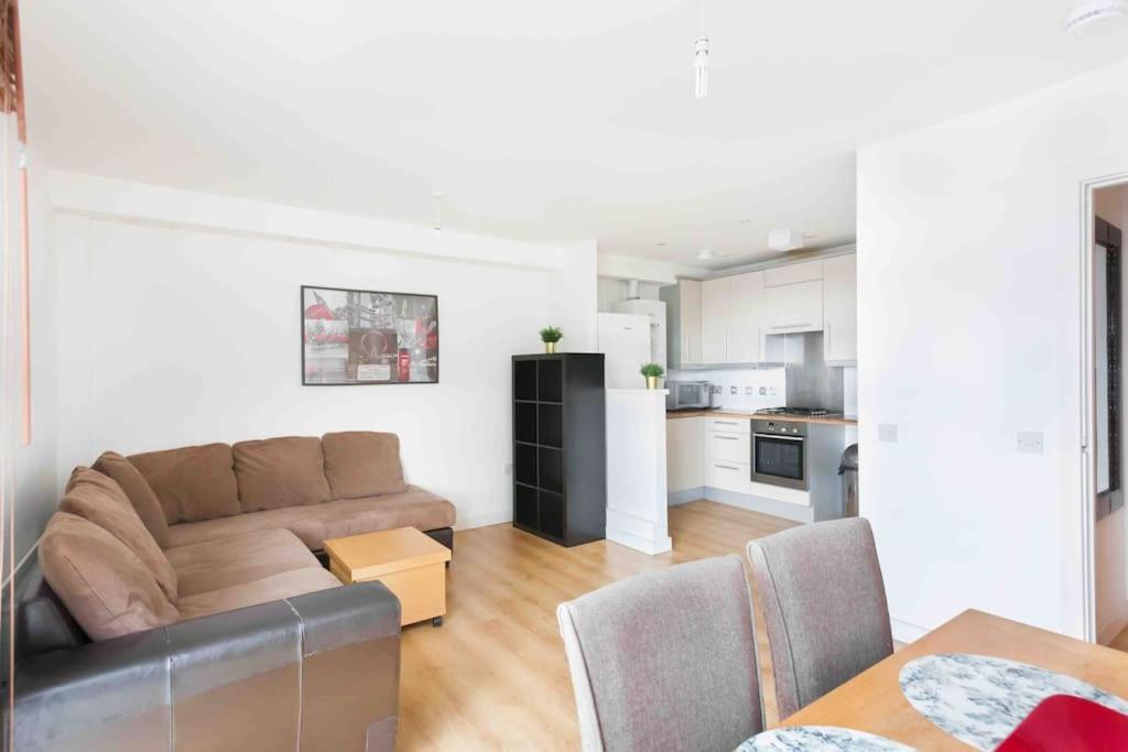 Spacious 2 Bedroom In Near Tube * London