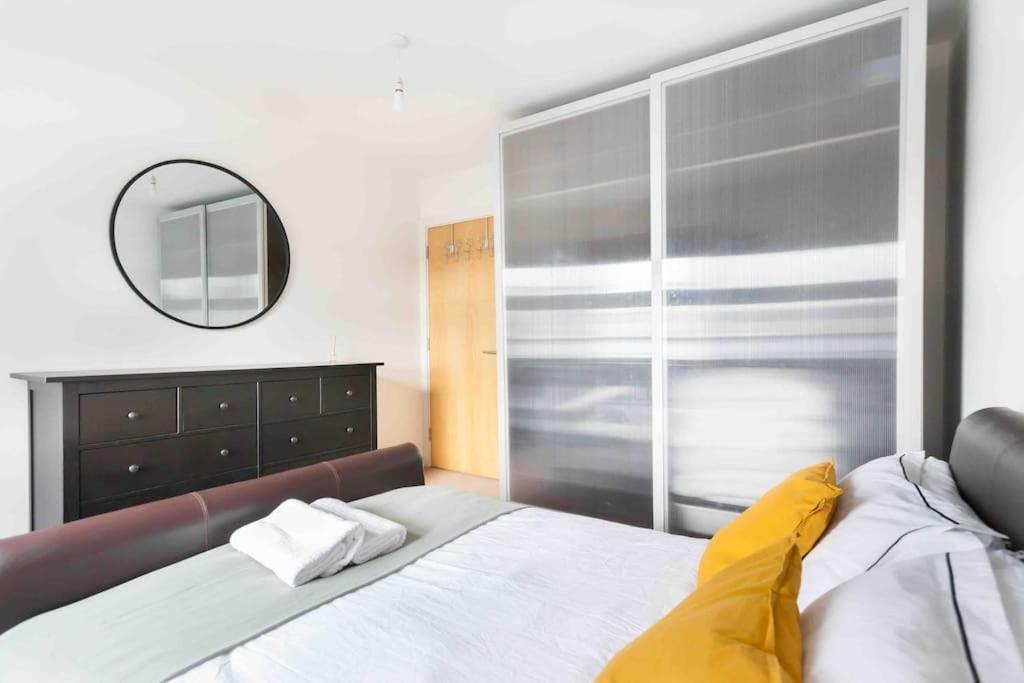 Spacious 2 Bedroom In Near Tube * London