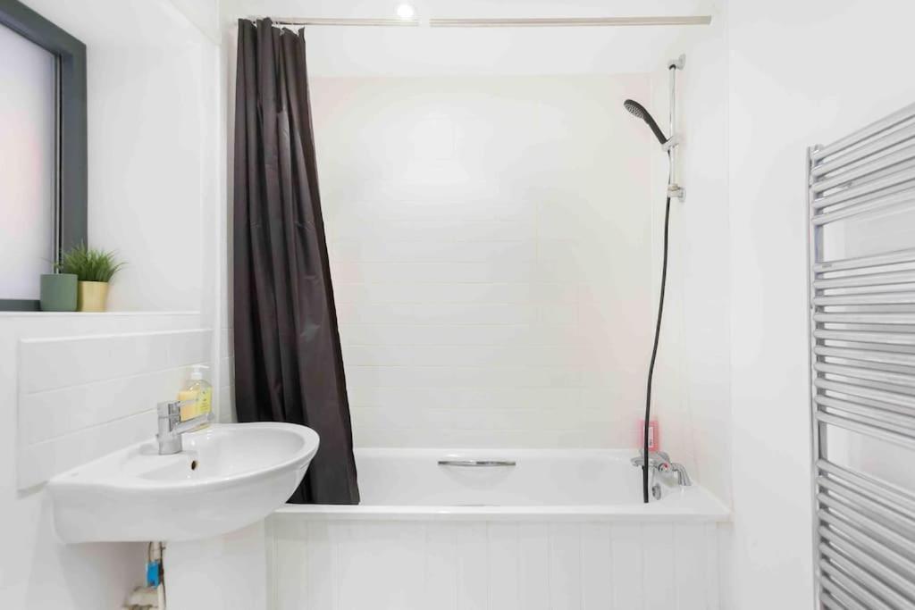 Spacious 2 Bedroom In Near Tube Apartment *