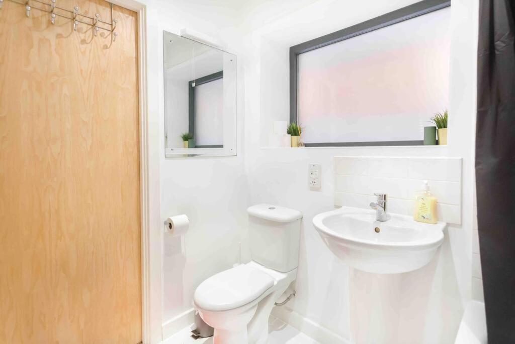 Spacious 2 Bedroom In Near Tube Apartment