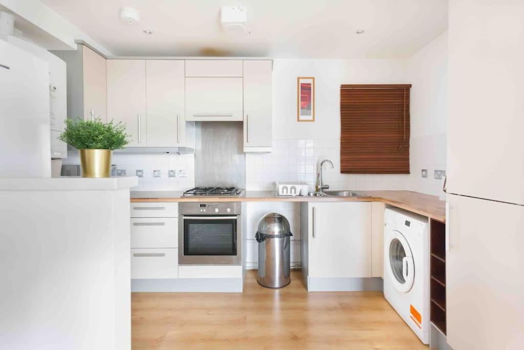 Spacious 2 Bedroom In Near Tube Apartment London