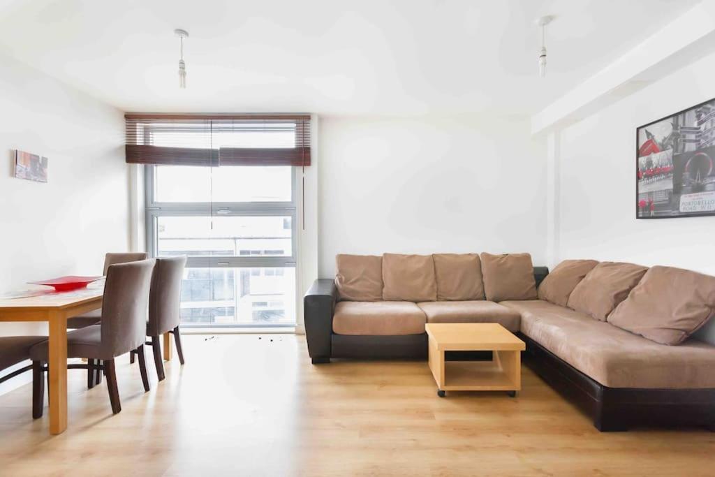 Spacious 2 Bedroom In Near Tube * London
