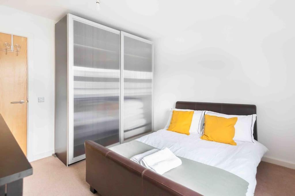 Spacious 2 Bedroom In Near Tube London