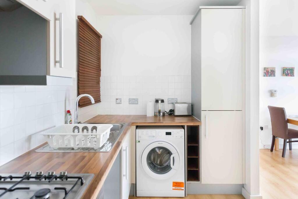 Spacious 2 Bedroom In Near Tube Apartment