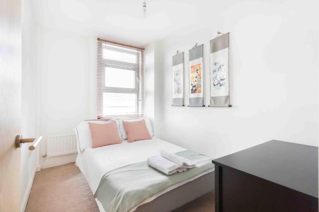 Spacious 2 Bedroom In Near Tube * London