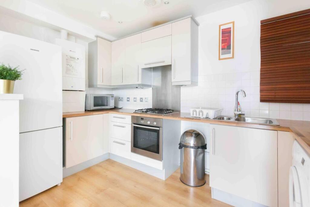 Spacious 2 Bedroom In Near Tube London