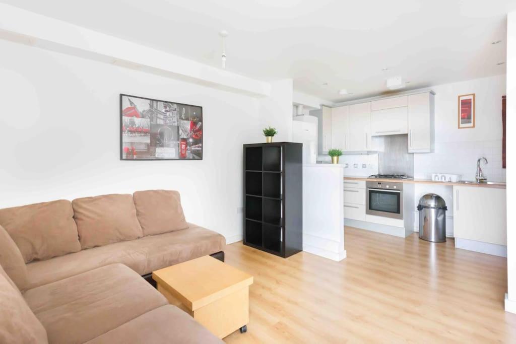 Apartment Spacious 2 Bedroom In Near Tube London