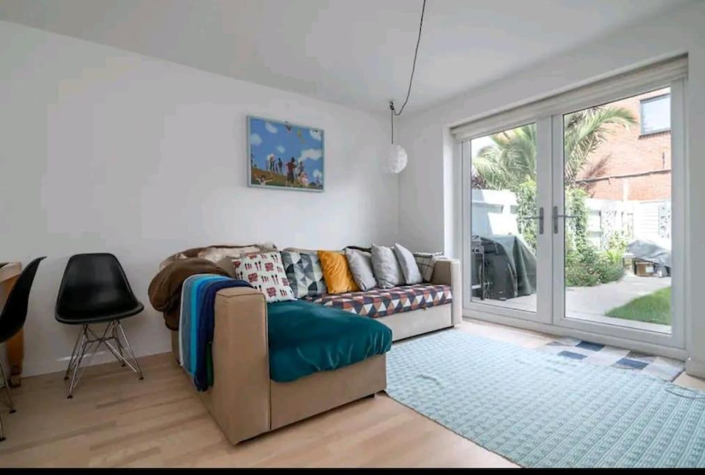 2 Bedroom Canal View, Near Kings Cross & Camden Londen