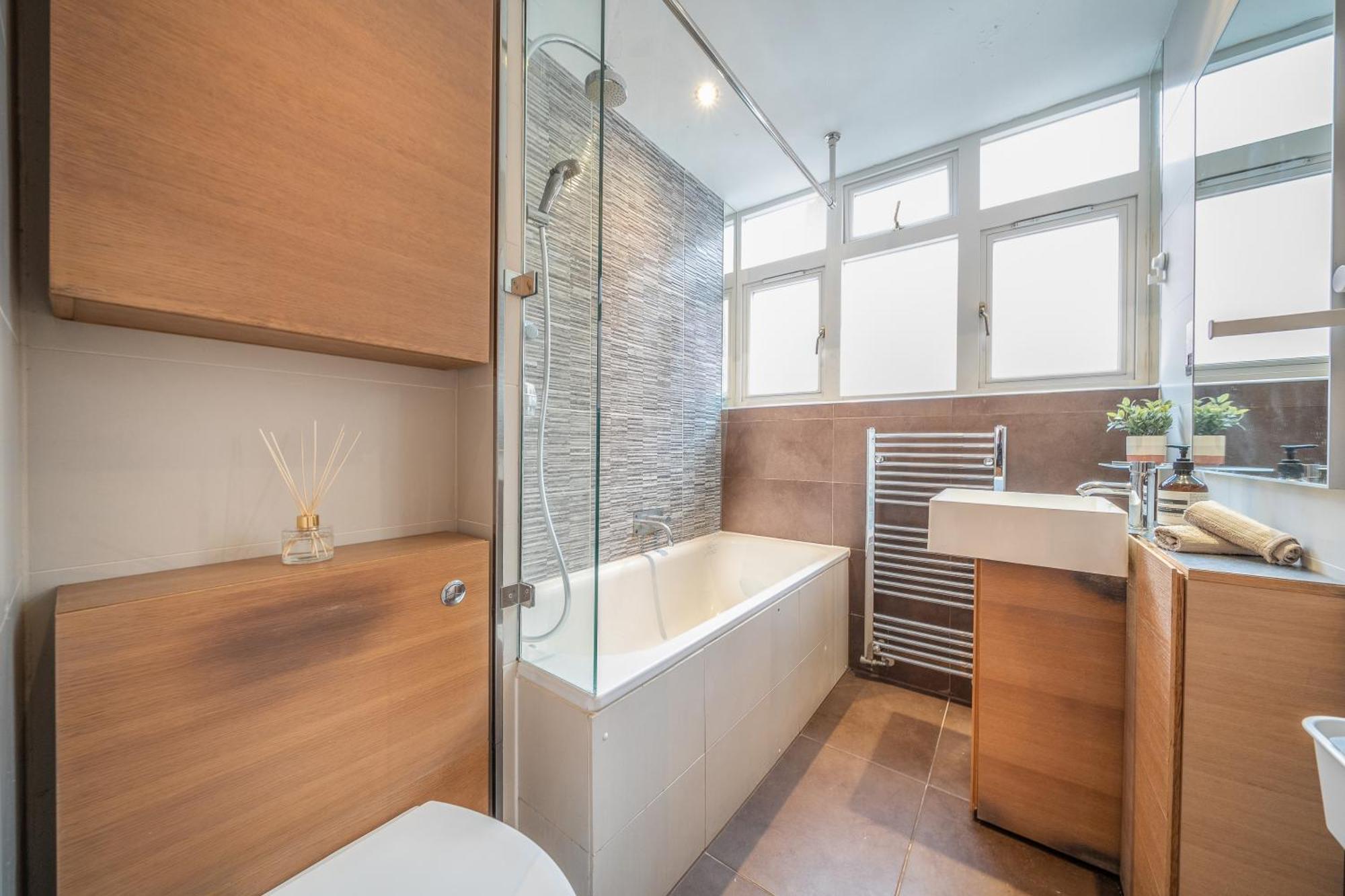 Charming 2 Bedroom Flat In Apartment *