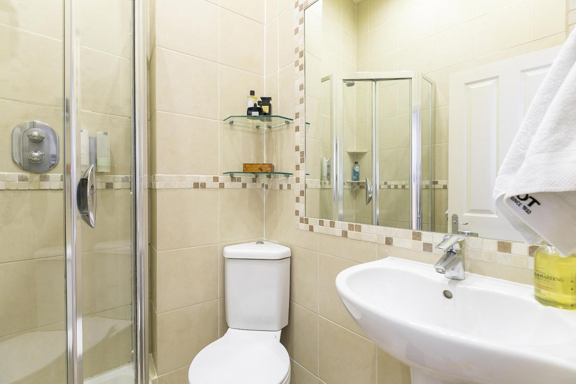 Small Sun Lit Studio Minutes From Kings Cross Station * London