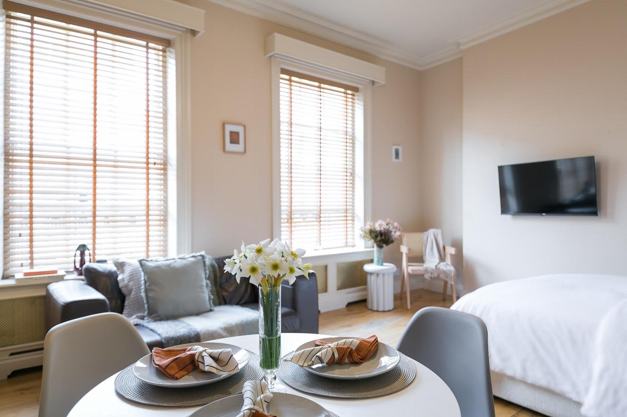 Small Sun Lit Studio Minutes From Kings Cross Station Apartment London