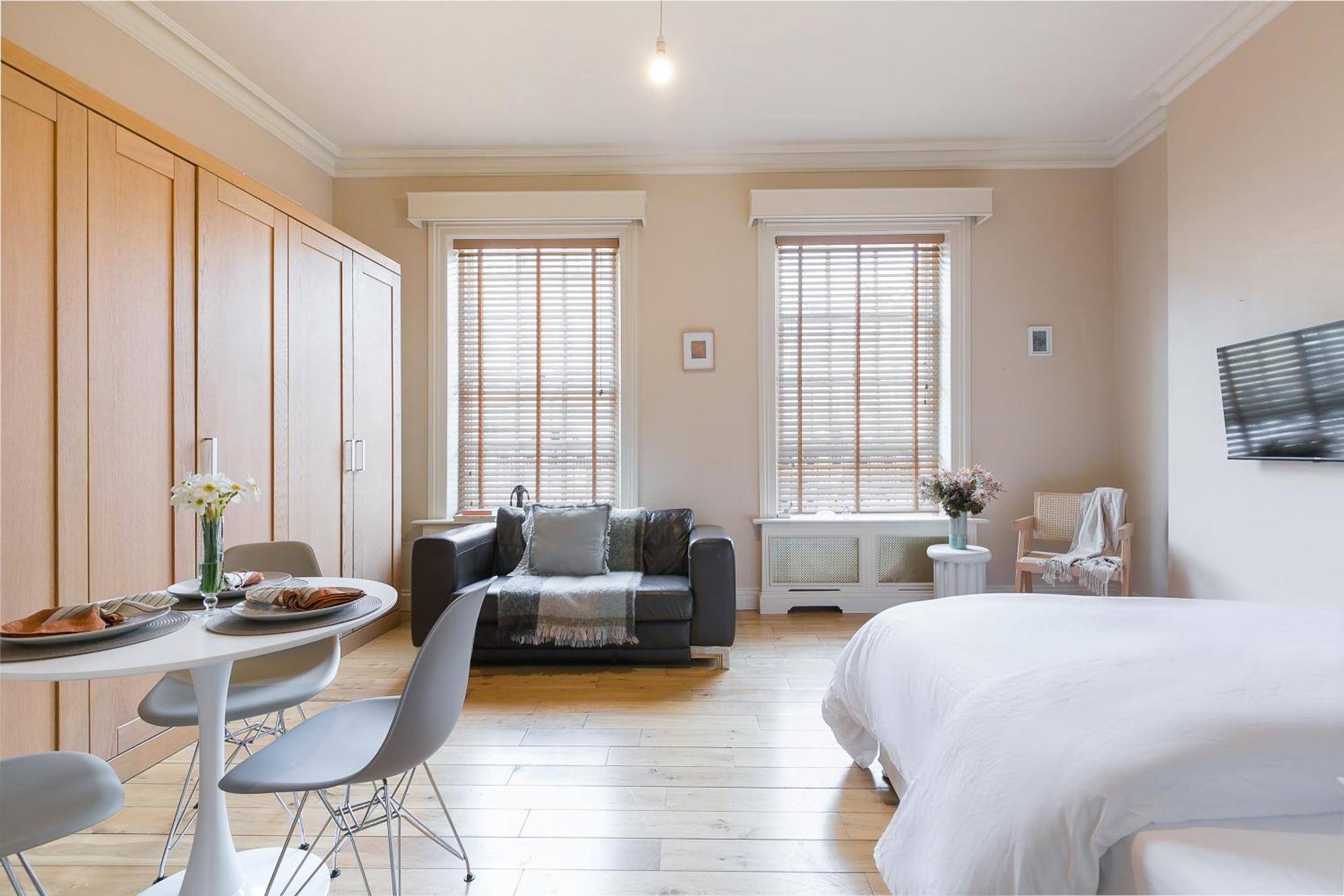 Small Sun Lit Studio Minutes From Kings Cross Station London