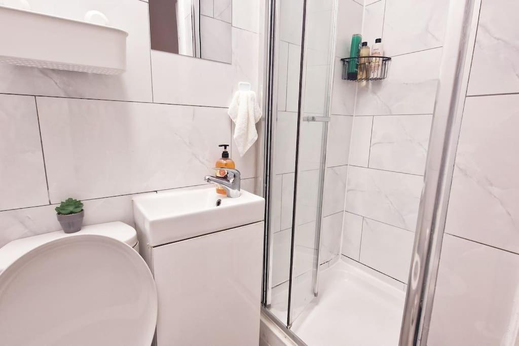 Apartment 2 Bed Apartment, Near Canary Wharf, O2, Excel, Airport *